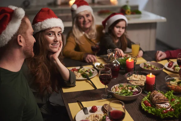 Mulher feliz entre a família no Natal — Fotografia de Stock