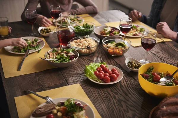 Jantar saudável servido na mesa — Fotografia de Stock