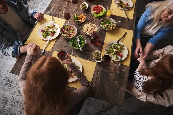 Familie gezonde maaltijd eten en praten thuis — Stockfoto