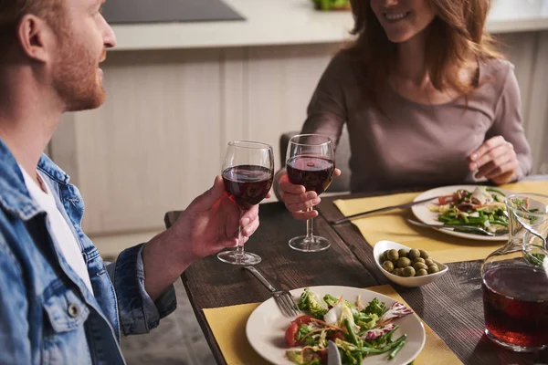 Gelukkige paar juichen samen in de keuken — Stockfoto