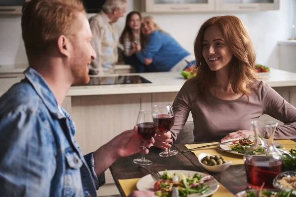 Ouders besteden tijd samen tijdens familiediner in keuken — Stockfoto