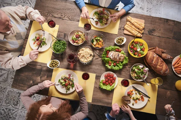 Gesunde Mahlzeit für die Familie zu Hause — Stockfoto