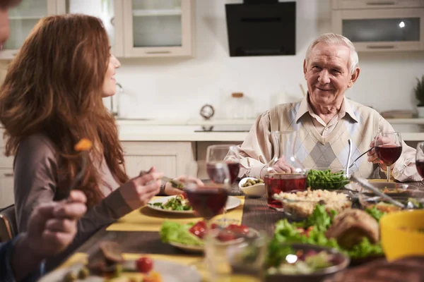 Seniorchef an Tisch von Frau — Stockfoto