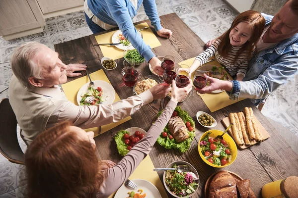 Familia feliz animando juntos en casa —  Fotos de Stock