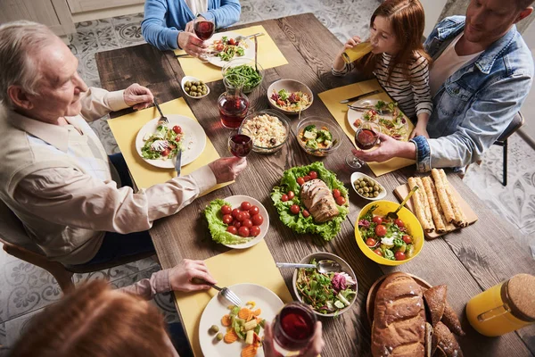 Aile yeme ve içme birlikte mutfakta