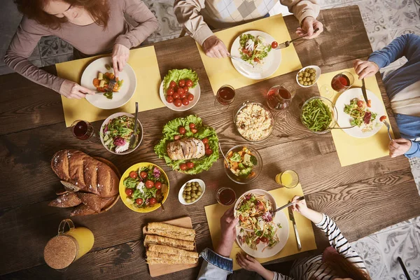 Familie sitzt beim gesunden Abendessen — Stockfoto