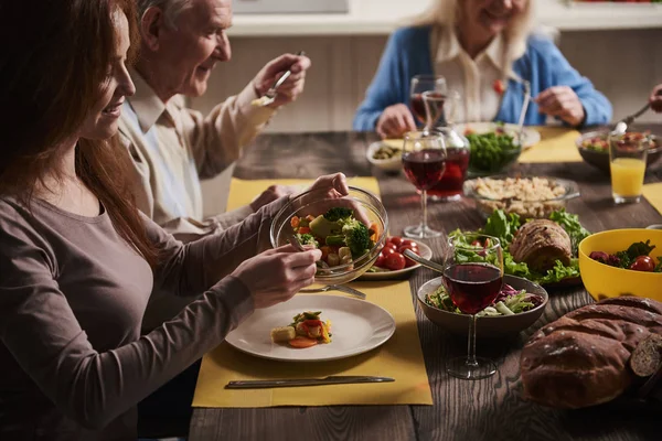 Szczęśliwa rodzina razem zjeść kolację — Zdjęcie stockowe