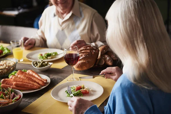 Pareja mayor admirando la cena juntos —  Fotos de Stock