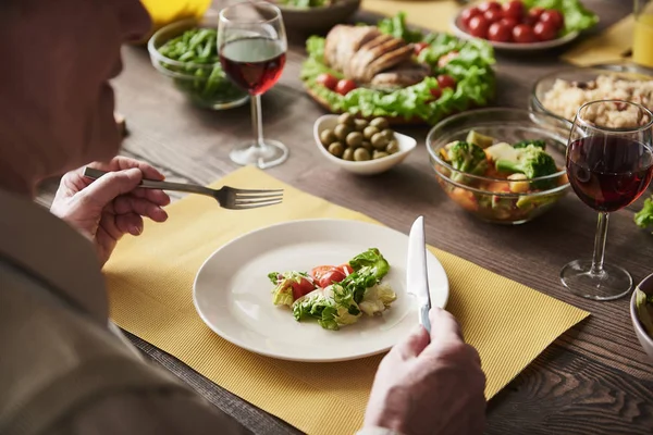 Velho na grande mesa com pratos saudáveis — Fotografia de Stock