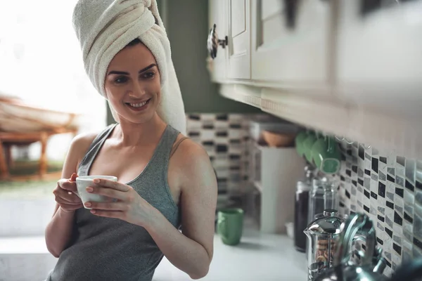 Chica satisfecha bebiendo café después de la ducha — Foto de Stock