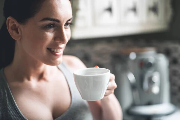 Задоволена молода леді насолоджується кавою вдома — стокове фото