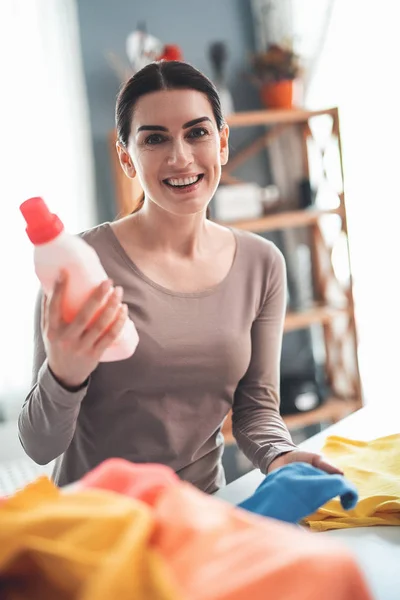Pompás háziasszony csinál mosoda otthon öröm — Stock Fotó