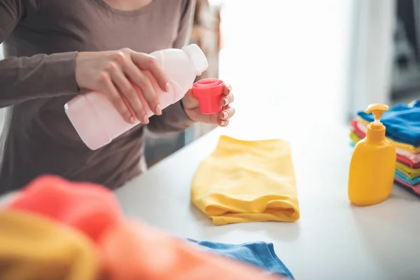 Mujer haciendo la colada en casa — Foto de Stock