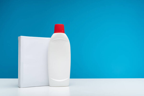 Детергенты для грязного белья стоя на столе
