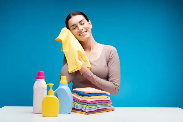 Mujer satisfecha disfrutando de los resultados de lavandería —  Fotos de Stock