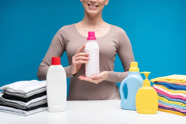 Mulher sorrindo segurando gel de tecido — Fotografia de Stock