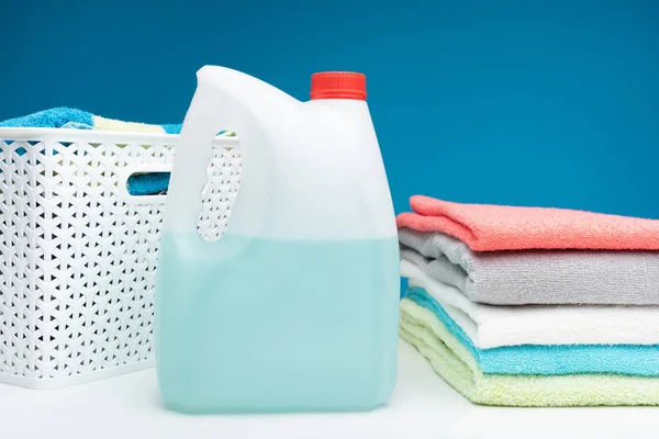 Bottle of bleach with clean terry towels — Stock Photo, Image