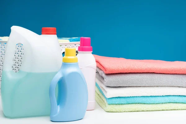 Detergentes de lavandería y toallas a bordo — Foto de Stock