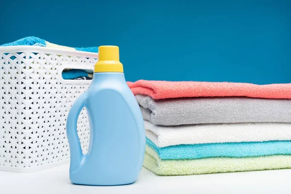 Líquido de lavado y toallas después de lavar — Foto de Stock