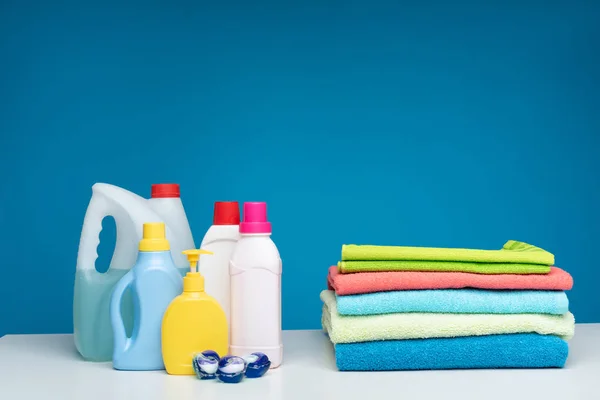 Toallas plegadas lavadas con arsenal de detergentes — Foto de Stock