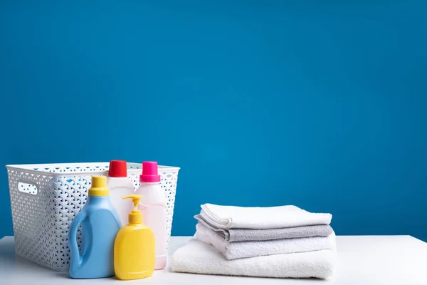 Lavar líquidos e toalhas limpas — Fotografia de Stock