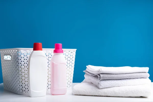 Detergentes deitados perto de toalhas de banho — Fotografia de Stock