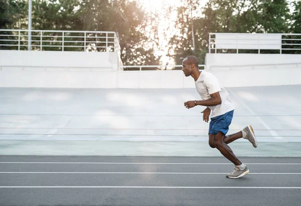 Giden atlet atletizm üzerinde çalışan