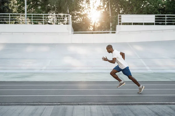 Açık spor yapan konsantre erkek