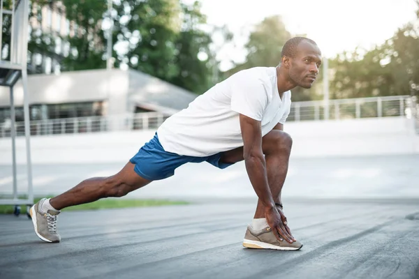 Erkek atlet workouting stadyum üzerinde duruldu