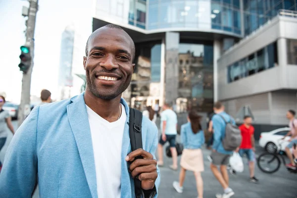 Щасливі африканських людина, яка мандрує в місті — стокове фото