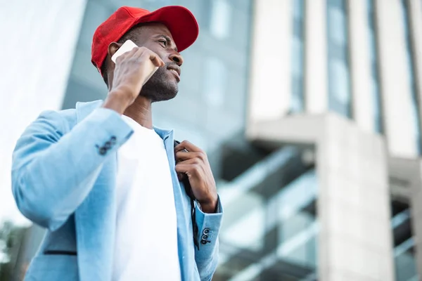 Glimlachende man praten door cellphone — Stockfoto