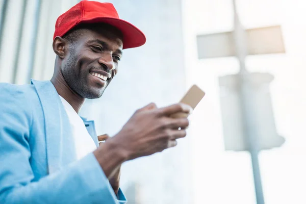 Hombre alegre trabajando con gadget —  Fotos de Stock