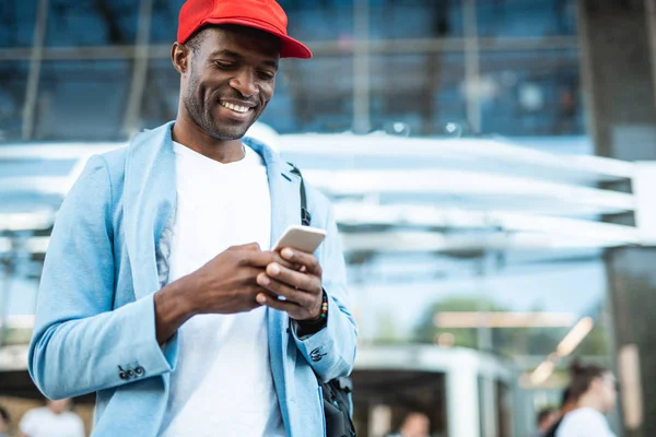 Portret Van Stralende Man Mobiele Typen Terwijl Uitvoering Van Bagage — Stockfoto