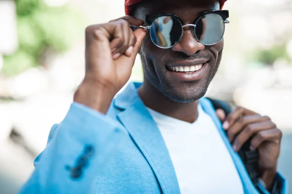 Blij dat mannelijke dragen moderne brillen — Stockfoto
