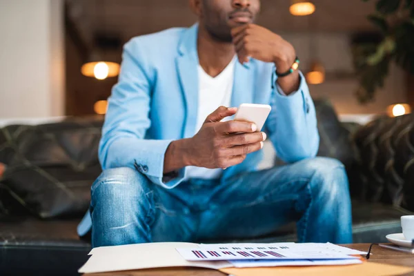 Doordachte zakenman lokaliseren op Bureau tijdens arbeid — Stockfoto