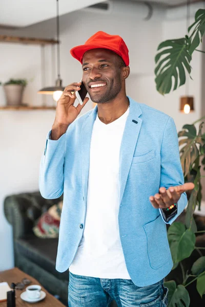 Positieve man communiceren tijdens werk — Stockfoto
