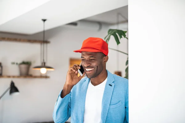 Positieve Afrikaanse man spreken via de telefoon — Stockfoto