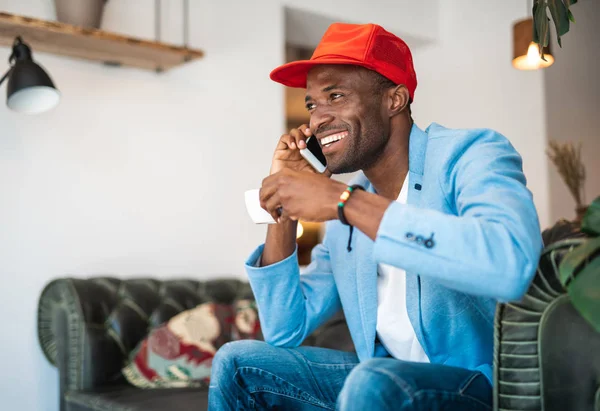 Mobile tarafından konuşan memnun adam