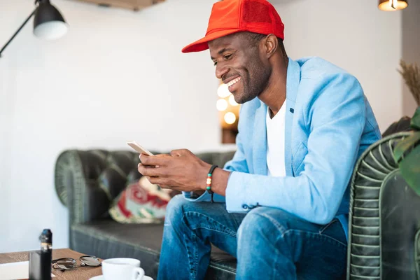 Dijital aygıt kullanan neşeli adam