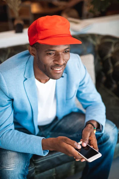 Homem alegre digitando no telefone — Fotografia de Stock