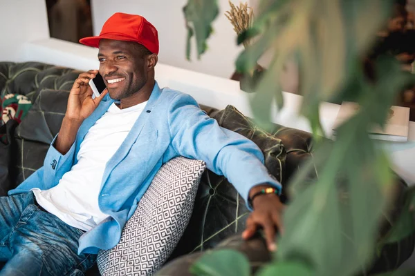 Neşeli adam telefonla söylüyor