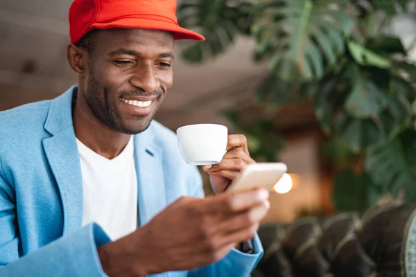 Vrolijke man met behulp van mobiele tijdens relax — Stockfoto