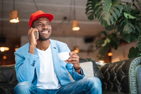 Blij man vertellen via de telefoon — Stockfoto