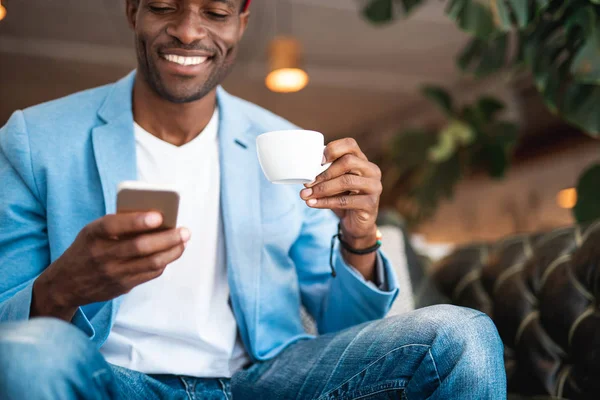 Positiv man använder gadget under resten — Stockfoto