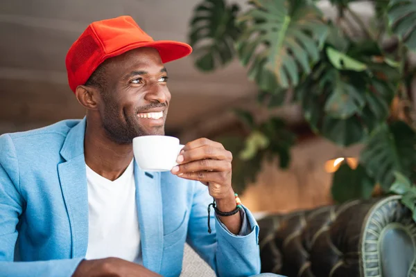 Portret Van Vrolijke Afrikaanse Man Met Aantrekkelijke Glimlach Mok Van — Stockfoto