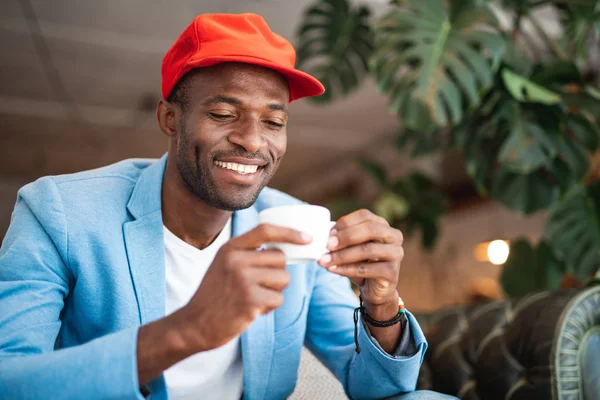 Mutlu adam içecek bir fincan tatma