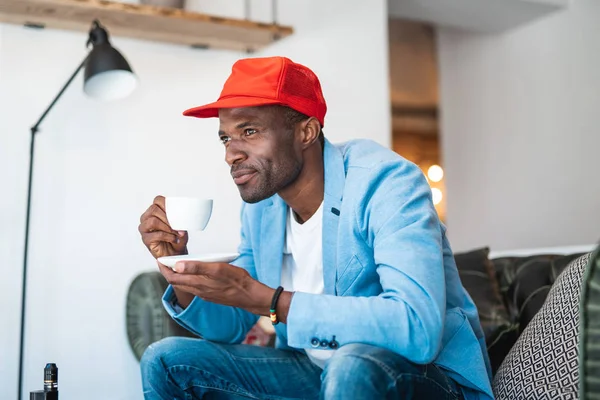 Vrolijke mannelijke drinkbeker van koffie — Stockfoto