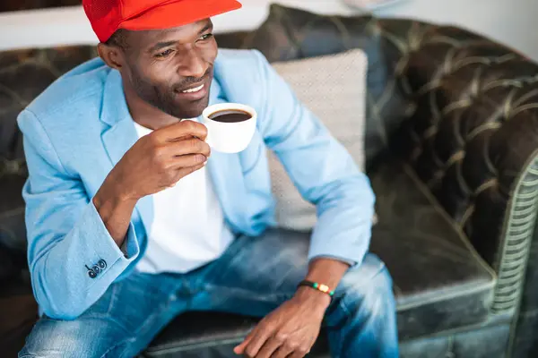 Giden erkek tadımı bir fincan sıvı