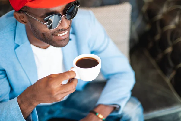 Positieve mannelijke drinkbeker van koffie — Stockfoto