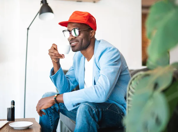 Olumlu erkek bardak kahve